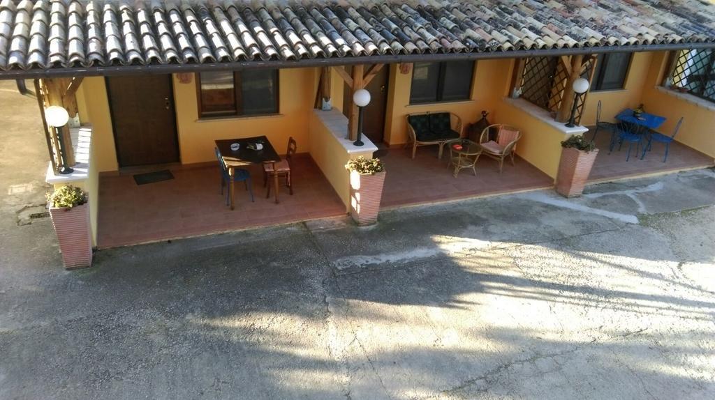 Il Giardinaccio Agriturismo Acomodação com café da manhã LʼAquila Exterior foto